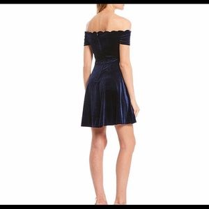 Color bright blue not Navy.  Sz. 1/2